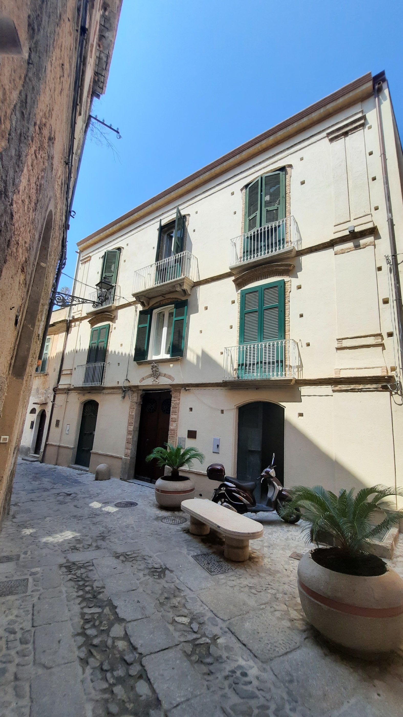 Vianeo brothers' house, Tropea - 01.jpg